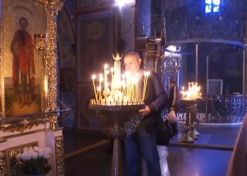 Молитва в церкви, скриншот с видео
