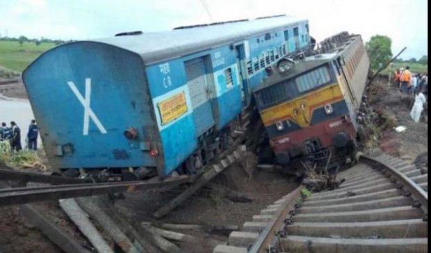 В Индии два поезда сошли с рельсов, 30 человек погибло