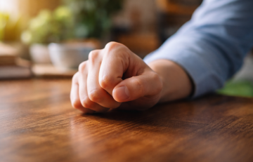 Стук по дереву, ритуал, изображение: Знай.ua