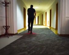 Олексій Гончарук на самокаті, скрін з відео