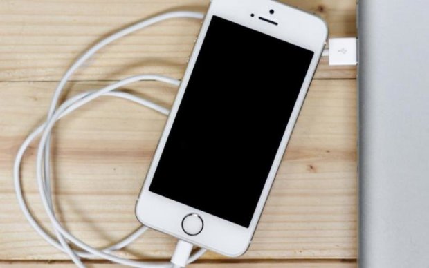 Заряджати iPhone від комп'ютера небезпечно, і ось чому
