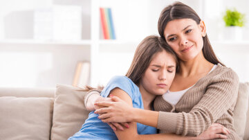 Подростки и родители, дети, поддержка, забота, соболезнования, объятия. Фото УП. Жизнь