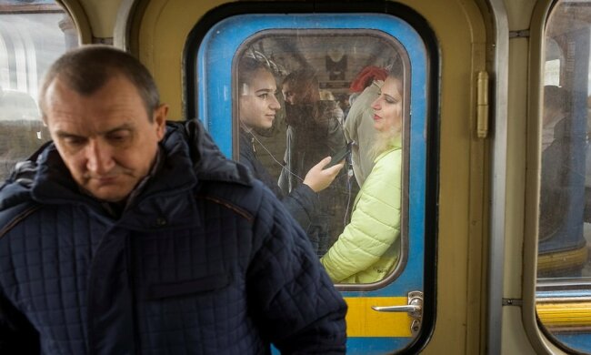 Ніхто не очікував: у Києві пасажир метро з ножем накинувся на незнайомця