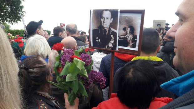 Украинцы с портретами в руках показали цену победы: тронули до слез