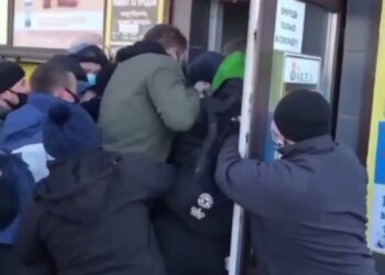 Толкотня на входе в секонд-хенда, кадр из видео