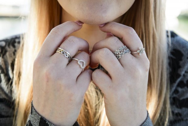 Девушка нашла потерянное 12 лет назад кольцо. Как оказалось, она его всегда носила, но не на пальце