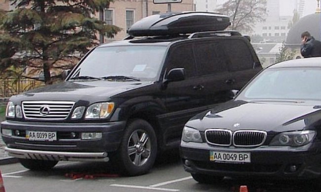 Депутатский Lexus украли в Киеве