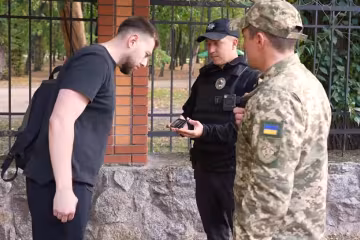 ТЦК та поліція. Фото: скрін youtube