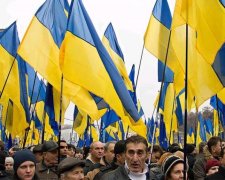 Сотні поліцейських та гучні гасла: центр Києва заполонив численний натовп