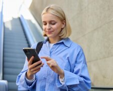 Дівчина зі смартфоном