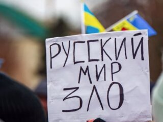 Напис на плакаті. Фото: скриншот Youtube