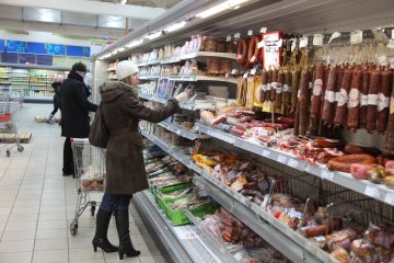 Гнилі кишки та кров у ковбасі: в мережі показали, чим виробники "годують" українців