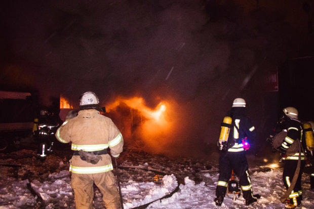 Рятувальники втихомирили дику пожежу на київських складах, але найстрашніше попереду: відео