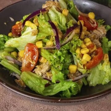 Рецепт легкого и вкусного салата с тунцем: идеальный вариант для обеда или ужина