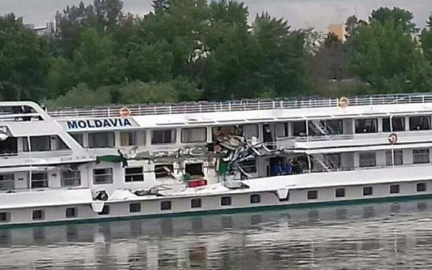 Українська баржа протаранила пасажирський теплохід у водах Угорщини