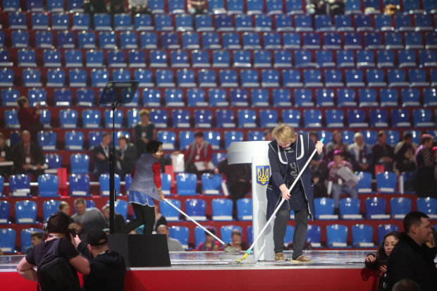 Украинцы предложили свою программу дебатов на Олимпийском: выступление MARUV и торт Roshen с фигурками кандидатов