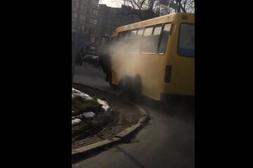 В Тернополі маршрутка з пасажирами роззулася на ходу: мінус два колеса, плюс сивина