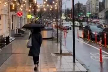 Украинцы, дождь, кадр из видео