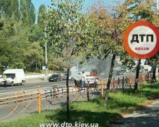 Серьезное ДТП в Киеве: загорелся внедорожник (фото)