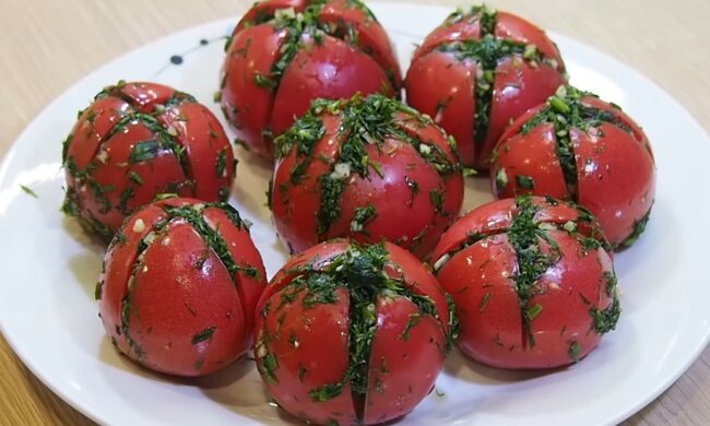 Малосольні помідори, скріншот: YouTube