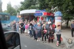 В Одеській маршрутці пенсіонерка зчепилася з молодим хлопцем, ледве втік: відео скандалу