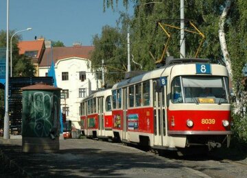 Харків'янин застряг на колії разом з машиною, тиснув на газ до останнього: подробиці НП