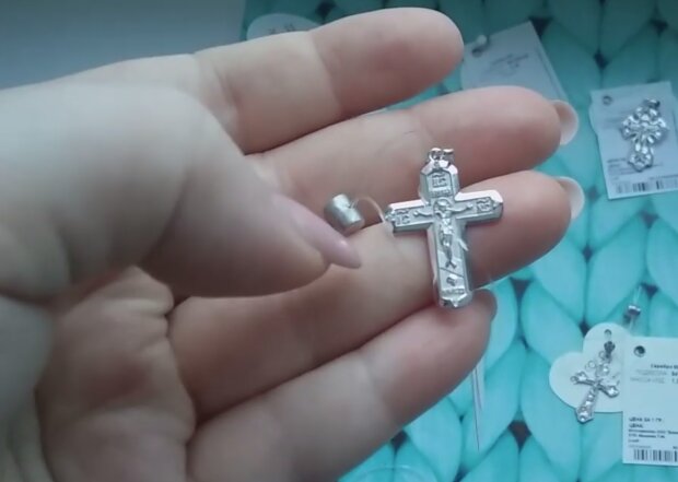 Нательный крестик, кадр из видео