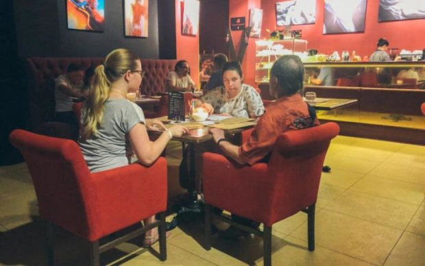 Голі офіціантки: у Києві відкрили унікальне арт-кафе