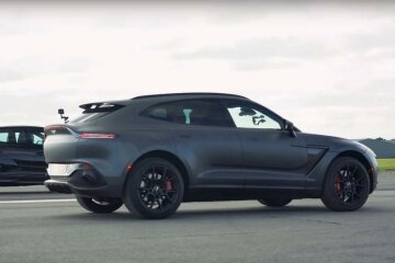 Aston Martin DBX і Lamborghini Urus, скріншот
