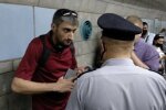 Харківські копи в метро дали команду сепаратисту "Топазу" - "Маску надів!"