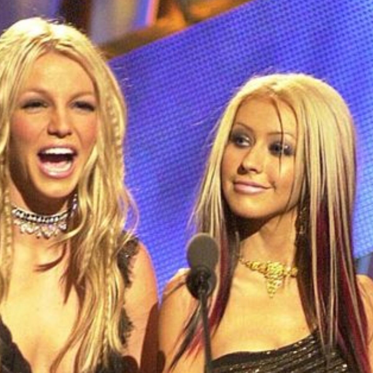 Busty oqituvchi becerdin uning stol ustida