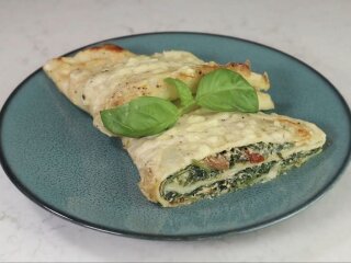 Блинчики со шпинатом под соусом бешамель: фото скрин Ютуб