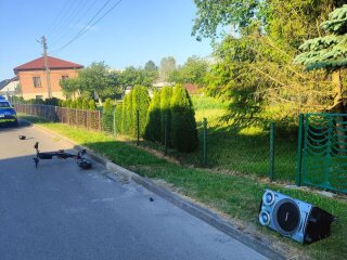 Підліток на електросамокаті з музичною колонкою, ілюстративне фото