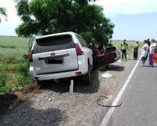 На Миколаївщині легковик влетів у маршрутку, медики рятують 11 понівечених людей: кадри трагедії