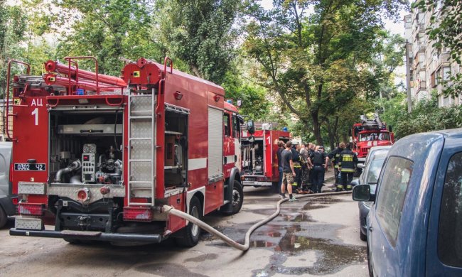 Багатоповерхівку оточили у центрі Дніпра: перелякані лікарі не підпускають людей ні на крок, що відбувається