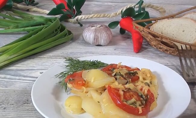 Картофель с помидорами, кадр из видео