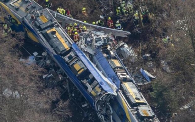 Потяги зіткнулися лоб в лоб: десятки постраждалих благають про допомогу
