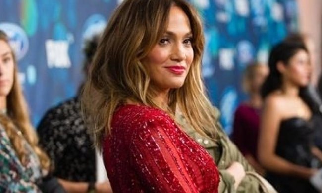 Дженніфер Лопес приголомшила "голим" комбінезоном (фото)