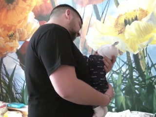 Допомога на дитину. Фото: скрін youtube