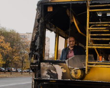 У Києві переповнений тролейбус спалахнув, як свічка: пожежу гасили всією вулицею, але безрезультатно