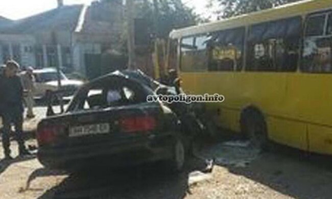 В Мариуполе Audi протаранил маршрутку - пассажир не выжил (фото)