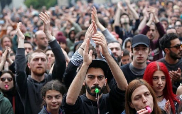 "Наркотический" бунт в Тбилиси перерос в эпохальную дискотеку: видео 