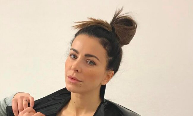 Лорак покорила Париж "гламурным" стилем, фанаты шокированы: "Срочно к стилисту, несуразица!"