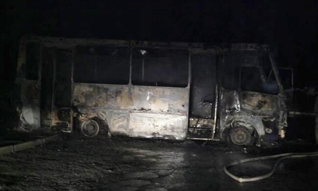 Автобус батальйону "Донбас" невідомі вночі спалили в Запоріжжі (фото)