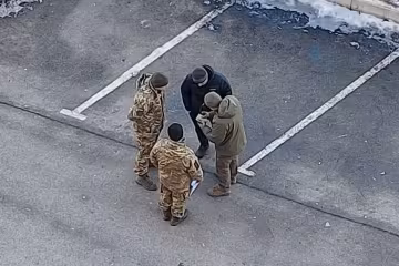 Выдача повестки, фото: Telegram