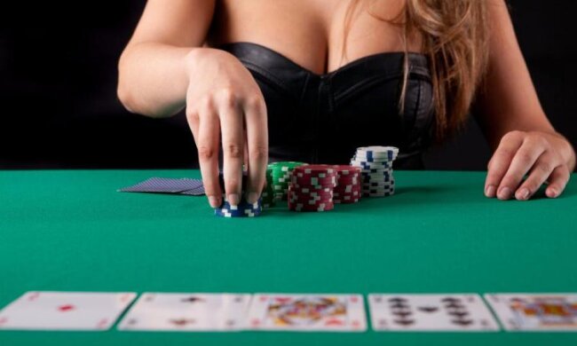 Голый покер: звезда Playboy затмила конкуренток