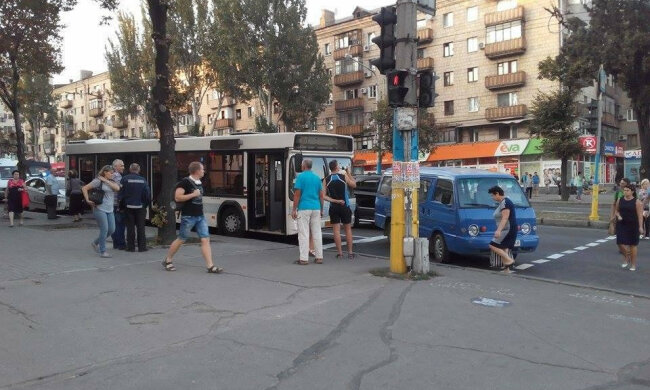 Дорогое авто и красивый костюм: в Запорожье аферисты "пускают пыль в глаза" доверчивым пенсионерам