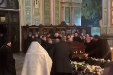 В Харькове отпели Кернеса: заплаканная семья, шикарный гроб и армия священников