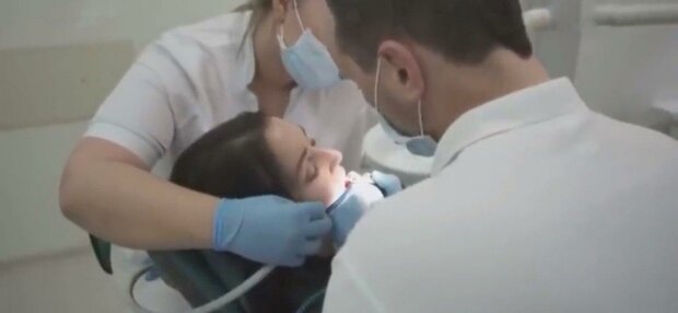 Киевлянка спустила на стоматолога тысячи долларов и осталась без зубов: "Не могу есть, говорить и жить"