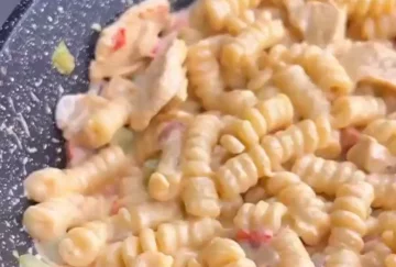 Паста с курицей и овощами, кадр из видео